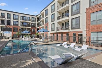 Sparkling swimming pool w/ wifi
